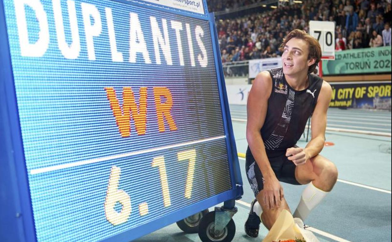 Armand Duplantis posa junto a su récord mundial de salto con pértiga.