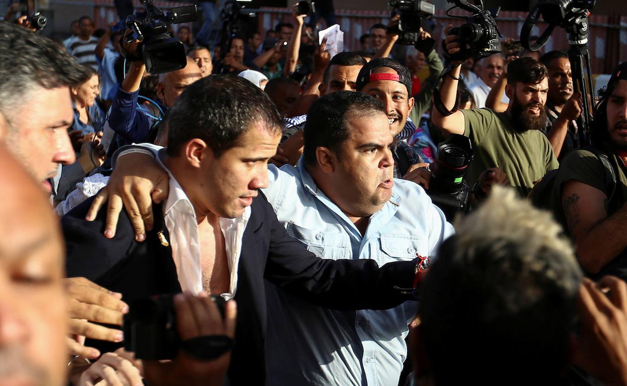 Juan Guaido, tras las dificultades a su llegada al aeropuerto internacional Simón Bolivar, en Maiqueitía.