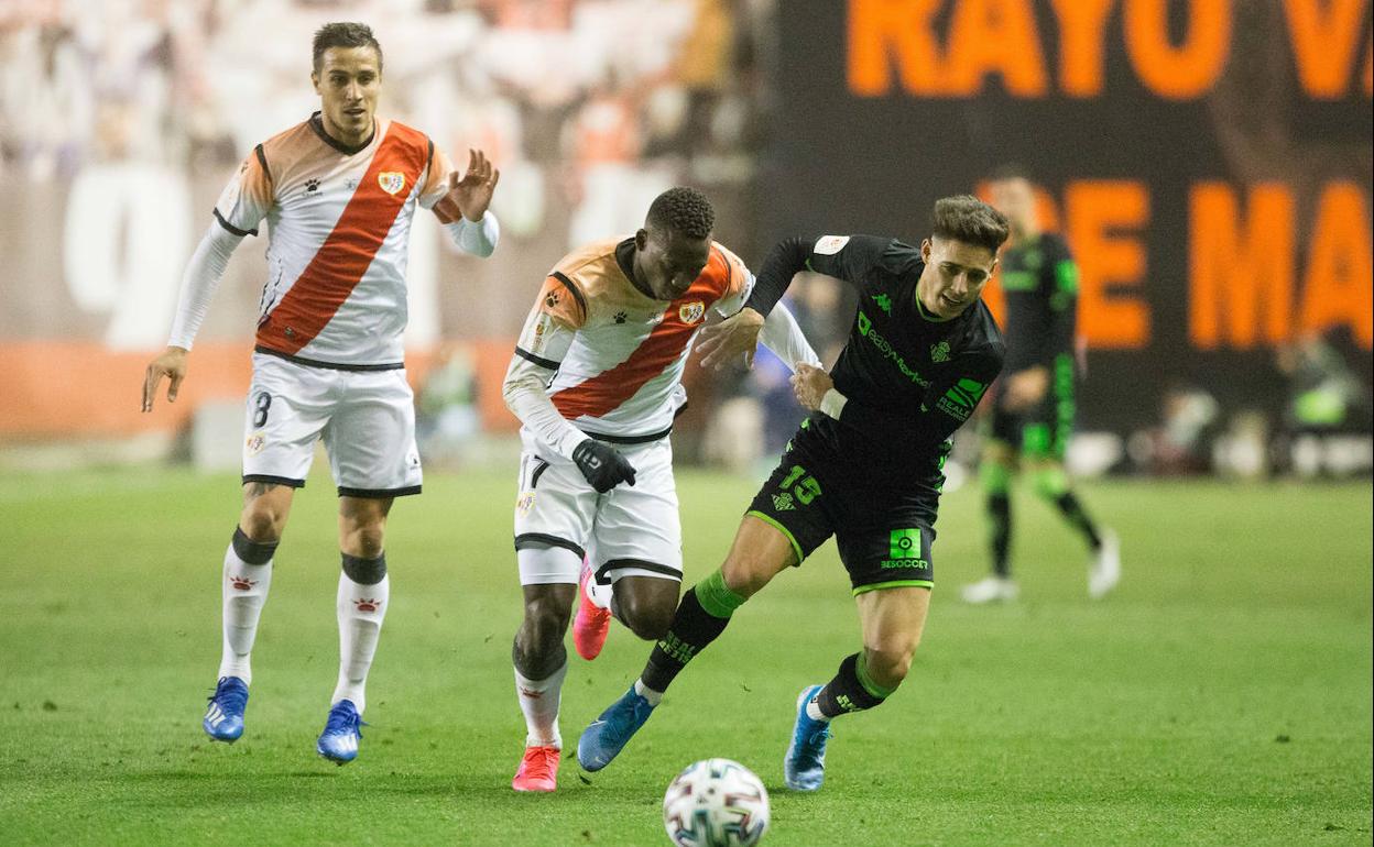 Advíncula, en una acción del duelo de Copa que midió al Rayo con el Betis en Vallecas. 