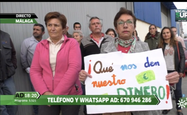 Afectados, en la protesta celebrada esta tarde ante las cámaras de Canal Sur. 