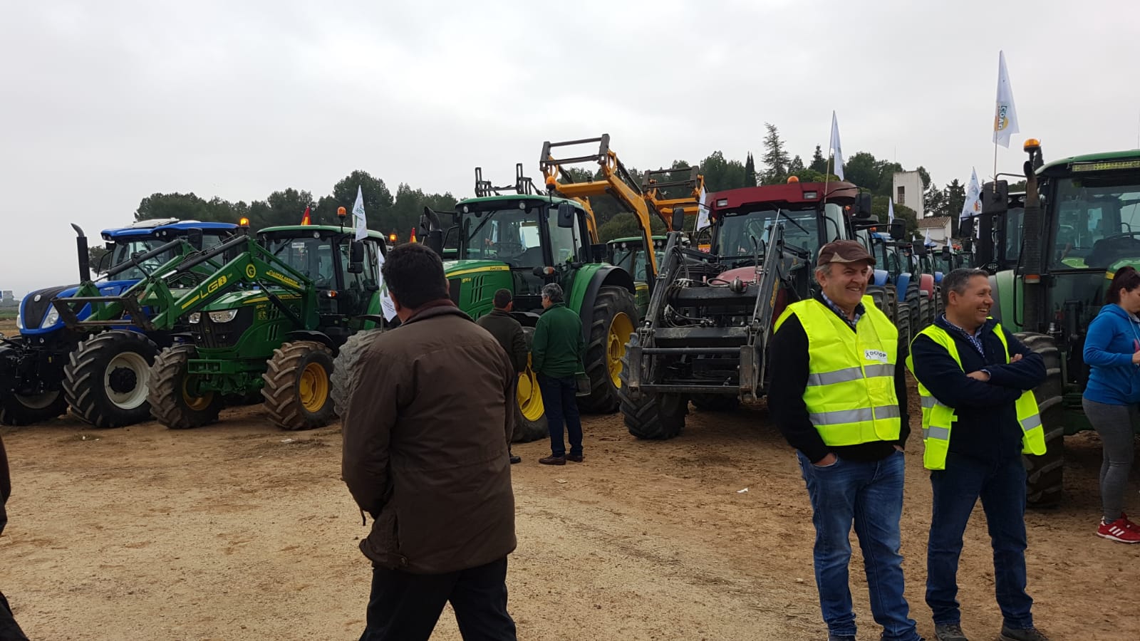 Las manifestaciones de agricultores y ganaderos que están recorriendo España desde el pasado mes de enero para protestar contra los bajos precios del aceite de oliva y de los productos hortofrutícolas han llegado a la provincia con una gran tractorada en el municipio de Antequera.