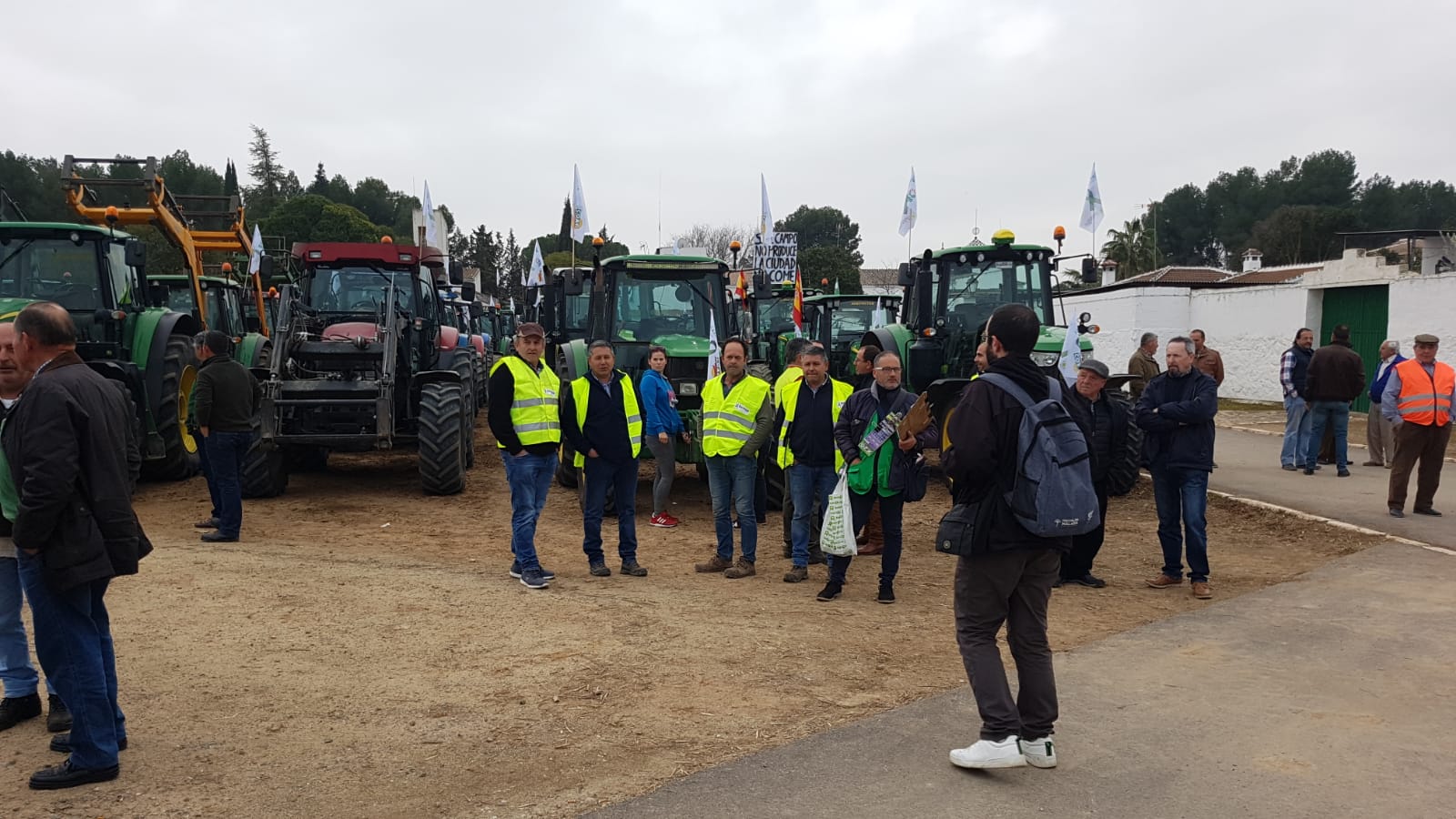 Las manifestaciones de agricultores y ganaderos que están recorriendo España desde el pasado mes de enero para protestar contra los bajos precios del aceite de oliva y de los productos hortofrutícolas han llegado a la provincia con una gran tractorada en el municipio de Antequera.