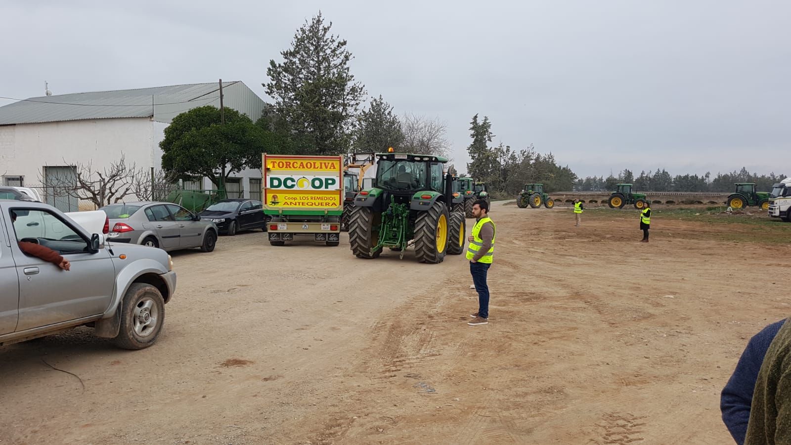 Las manifestaciones de agricultores y ganaderos que están recorriendo España desde el pasado mes de enero para protestar contra los bajos precios del aceite de oliva y de los productos hortofrutícolas han llegado a la provincia con una gran tractorada en el municipio de Antequera.