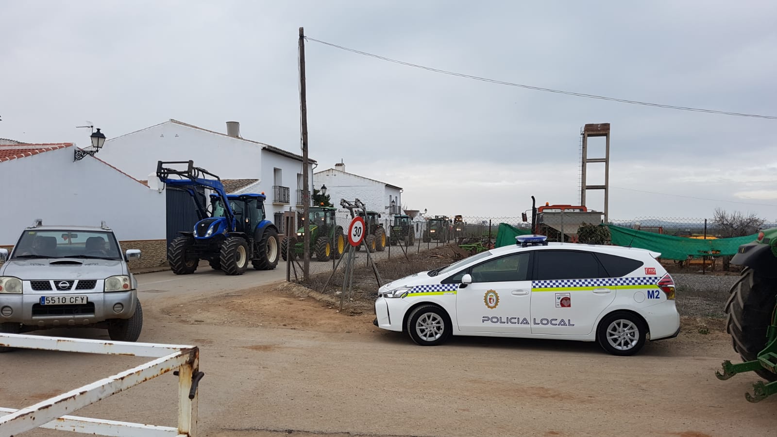 Las manifestaciones de agricultores y ganaderos que están recorriendo España desde el pasado mes de enero para protestar contra los bajos precios del aceite de oliva y de los productos hortofrutícolas han llegado a la provincia con una gran tractorada en el municipio de Antequera.