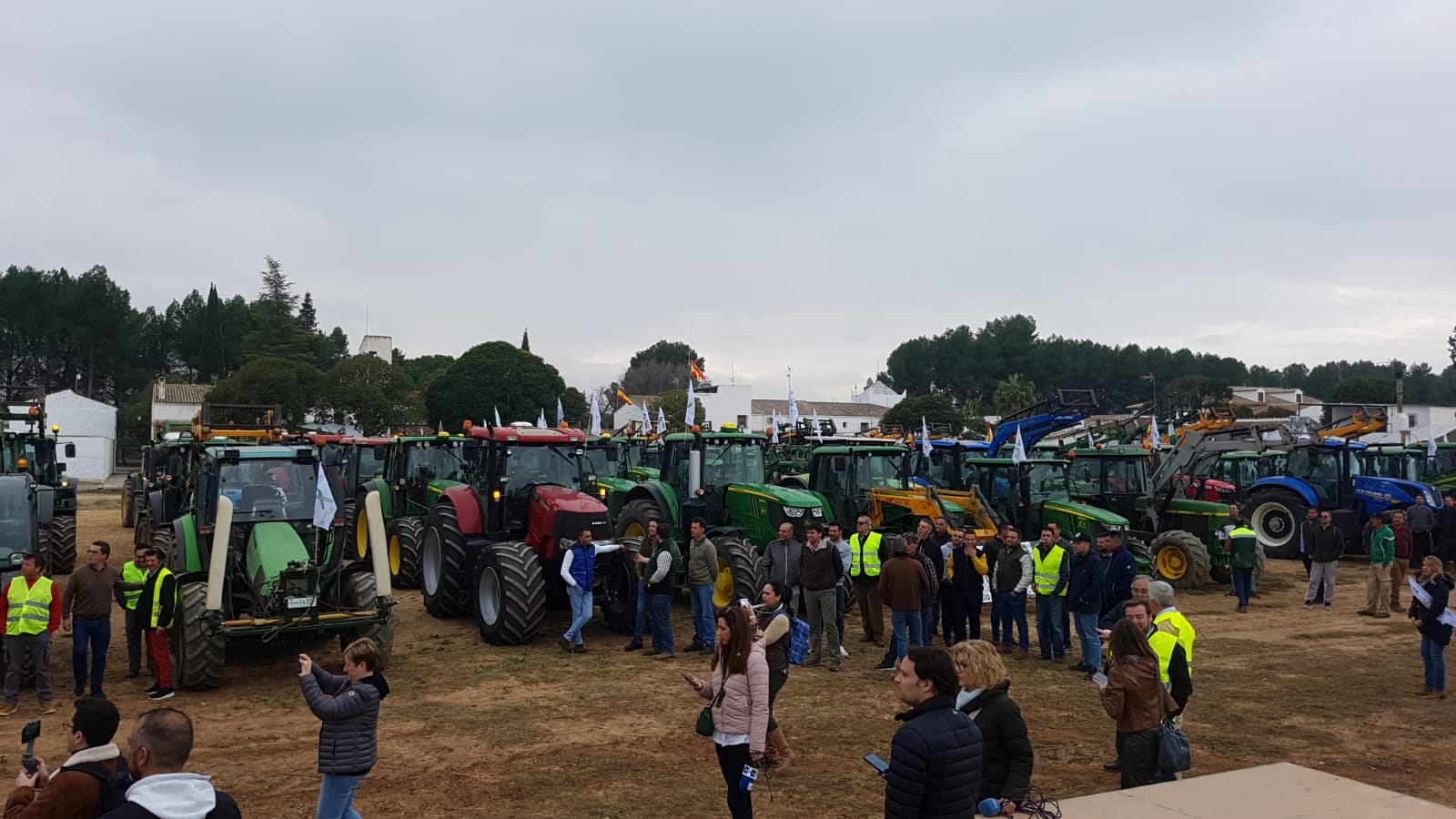 Las manifestaciones de agricultores y ganaderos que están recorriendo España desde el pasado mes de enero para protestar contra los bajos precios del aceite de oliva y de los productos hortofrutícolas han llegado a la provincia con una gran tractorada en el municipio de Antequera.