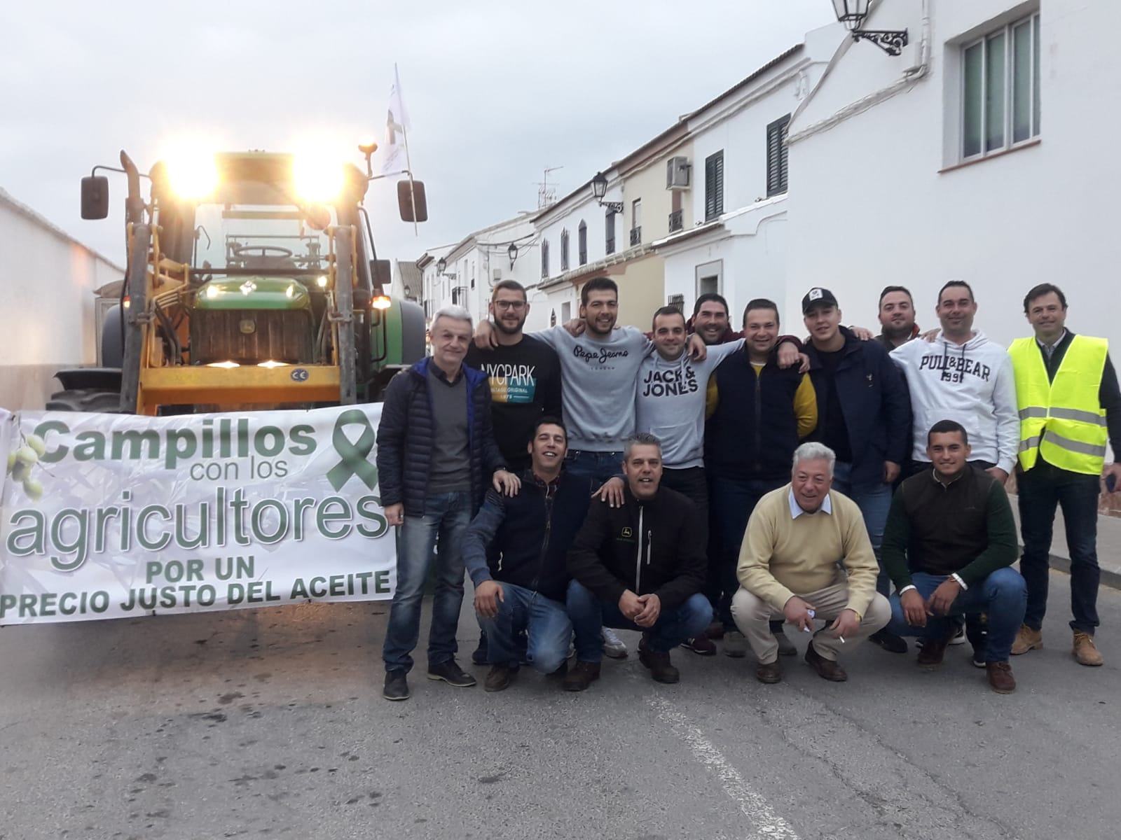 Las manifestaciones de agricultores y ganaderos que están recorriendo España desde el pasado mes de enero para protestar contra los bajos precios del aceite de oliva y de los productos hortofrutícolas han llegado a la provincia con una gran tractorada en el municipio de Antequera.