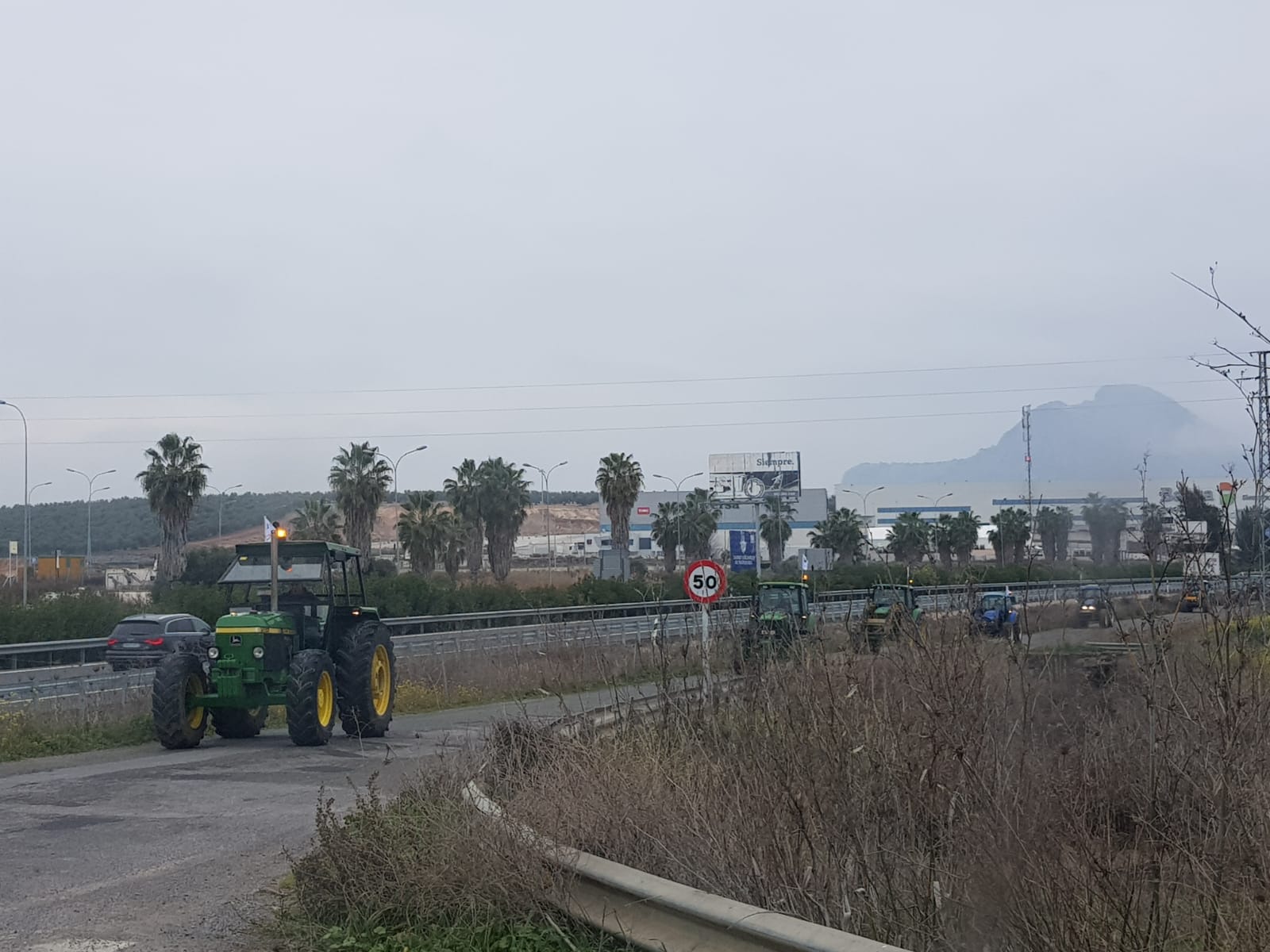 Las manifestaciones de agricultores y ganaderos que están recorriendo España desde el pasado mes de enero para protestar contra los bajos precios del aceite de oliva y de los productos hortofrutícolas han llegado a la provincia con una gran tractorada en el municipio de Antequera.