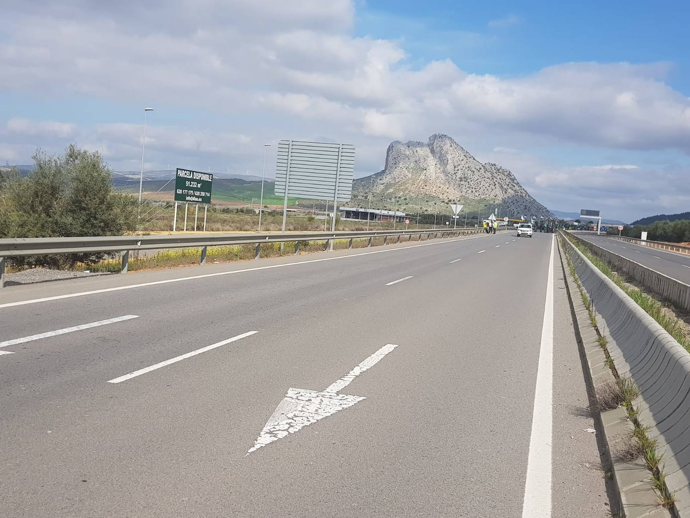 Las manifestaciones de agricultores y ganaderos que están recorriendo España desde el pasado mes de enero para protestar contra los bajos precios del aceite de oliva y de los productos hortofrutícolas han llegado a la provincia con una gran tractorada en el municipio de Antequera.