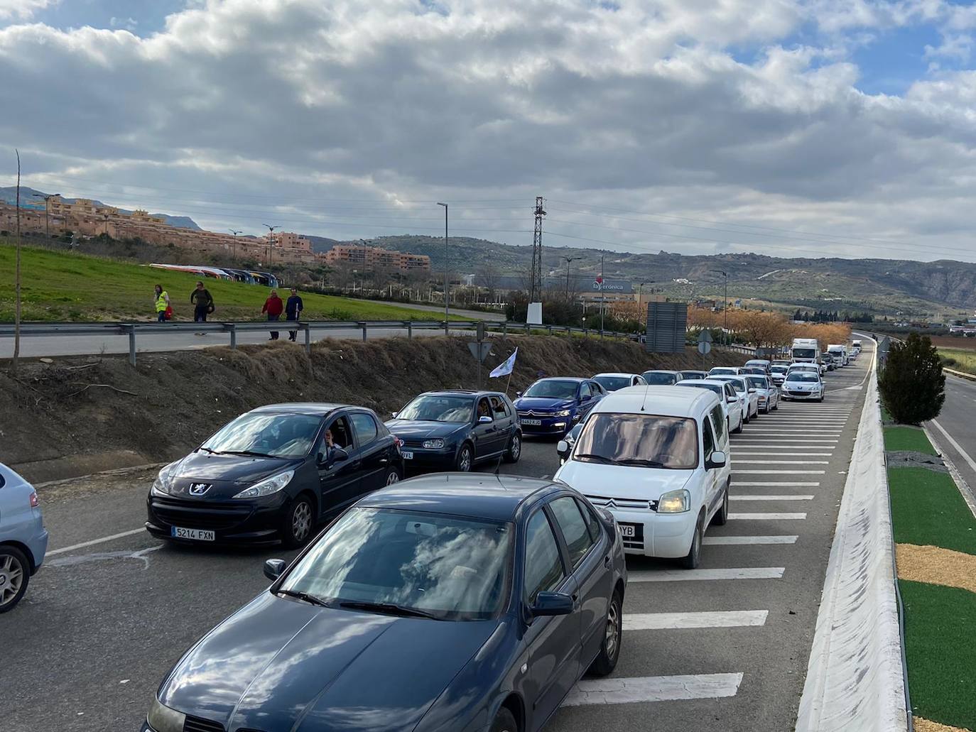 Las manifestaciones de agricultores y ganaderos que están recorriendo España desde el pasado mes de enero para protestar contra los bajos precios del aceite de oliva y de los productos hortofrutícolas han llegado a la provincia con una gran tractorada en el municipio de Antequera.