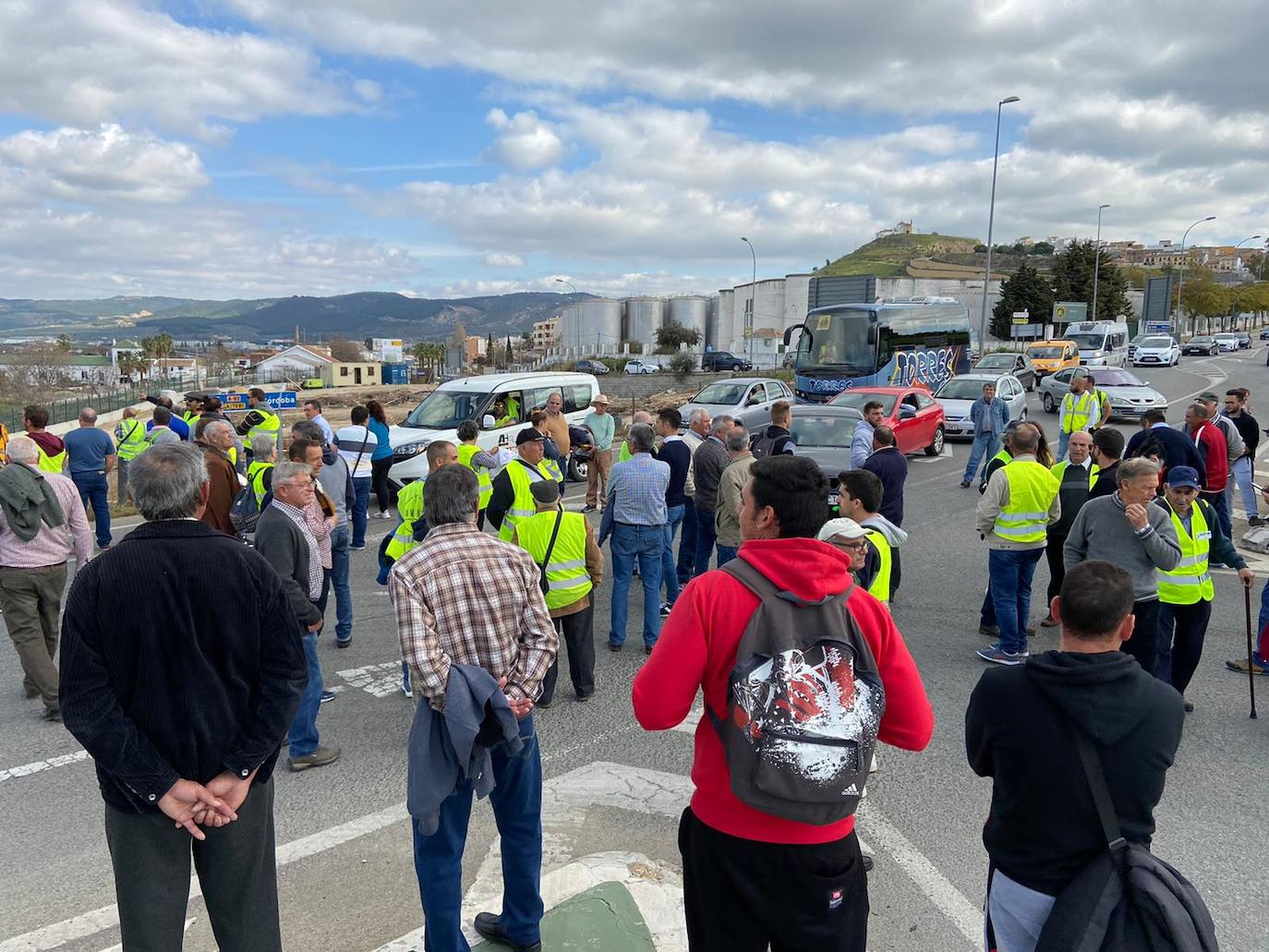 Las manifestaciones de agricultores y ganaderos que están recorriendo España desde el pasado mes de enero para protestar contra los bajos precios del aceite de oliva y de los productos hortofrutícolas han llegado a la provincia con una gran tractorada en el municipio de Antequera.