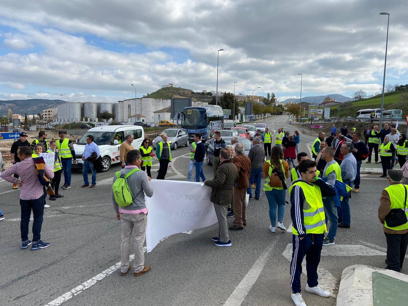 Las manifestaciones de agricultores y ganaderos que están recorriendo España desde el pasado mes de enero para protestar contra los bajos precios del aceite de oliva y de los productos hortofrutícolas han llegado a la provincia con una gran tractorada en el municipio de Antequera.