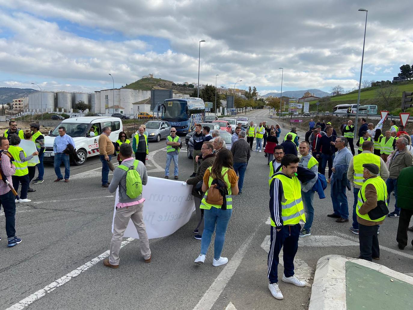 Las manifestaciones de agricultores y ganaderos que están recorriendo España desde el pasado mes de enero para protestar contra los bajos precios del aceite de oliva y de los productos hortofrutícolas han llegado a la provincia con una gran tractorada en el municipio de Antequera.