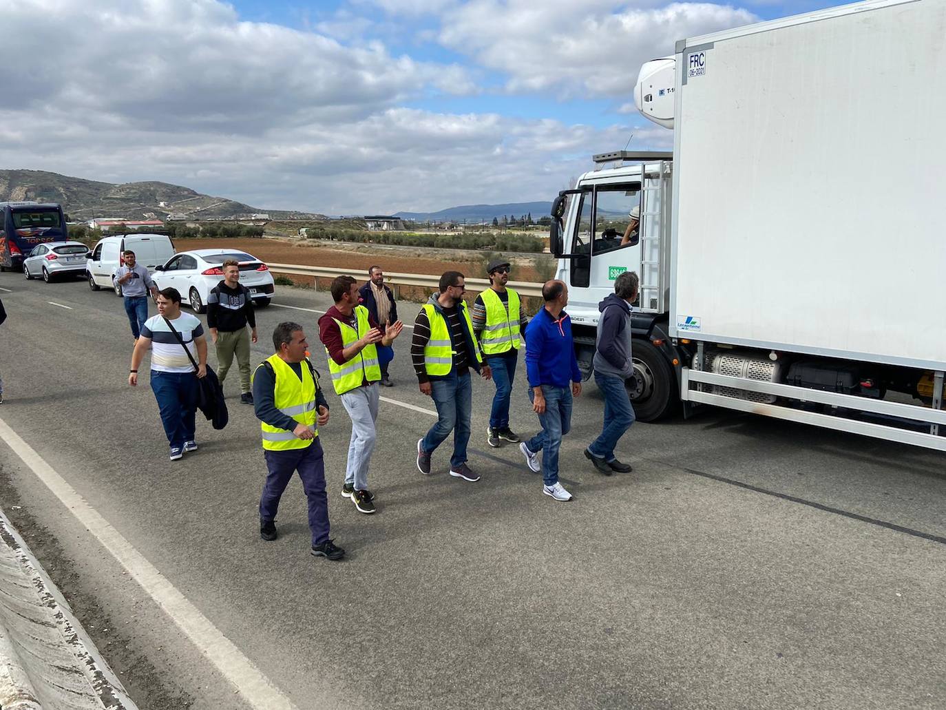 Las manifestaciones de agricultores y ganaderos que están recorriendo España desde el pasado mes de enero para protestar contra los bajos precios del aceite de oliva y de los productos hortofrutícolas han llegado a la provincia con una gran tractorada en el municipio de Antequera.