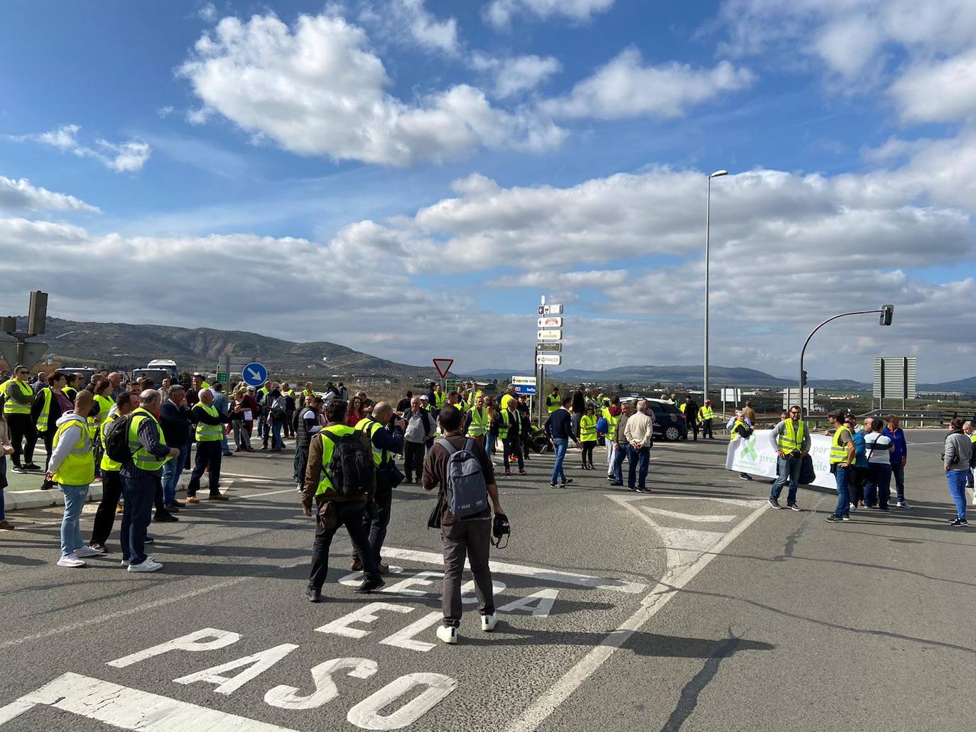 Las manifestaciones de agricultores y ganaderos que están recorriendo España desde el pasado mes de enero para protestar contra los bajos precios del aceite de oliva y de los productos hortofrutícolas han llegado a la provincia con una gran tractorada en el municipio de Antequera.