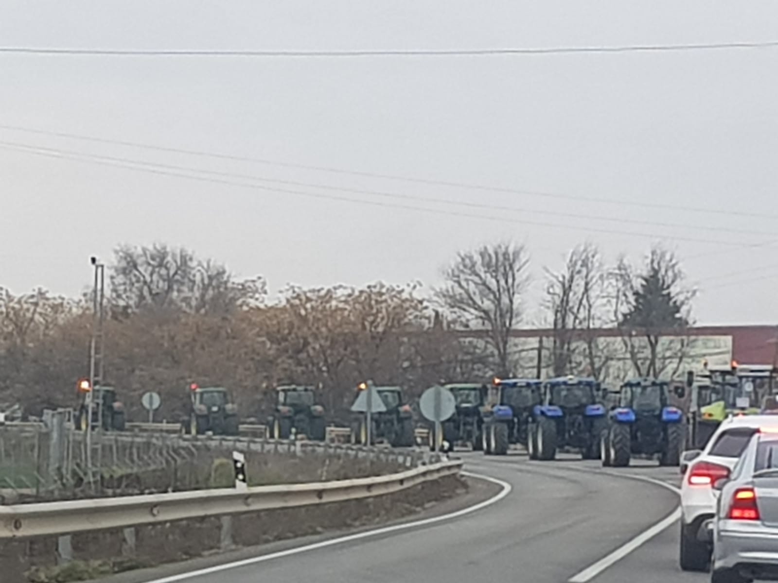 Las manifestaciones de agricultores y ganaderos que están recorriendo España desde el pasado mes de enero para protestar contra los bajos precios del aceite de oliva y de los productos hortofrutícolas han llegado a la provincia con una gran tractorada en el municipio de Antequera.