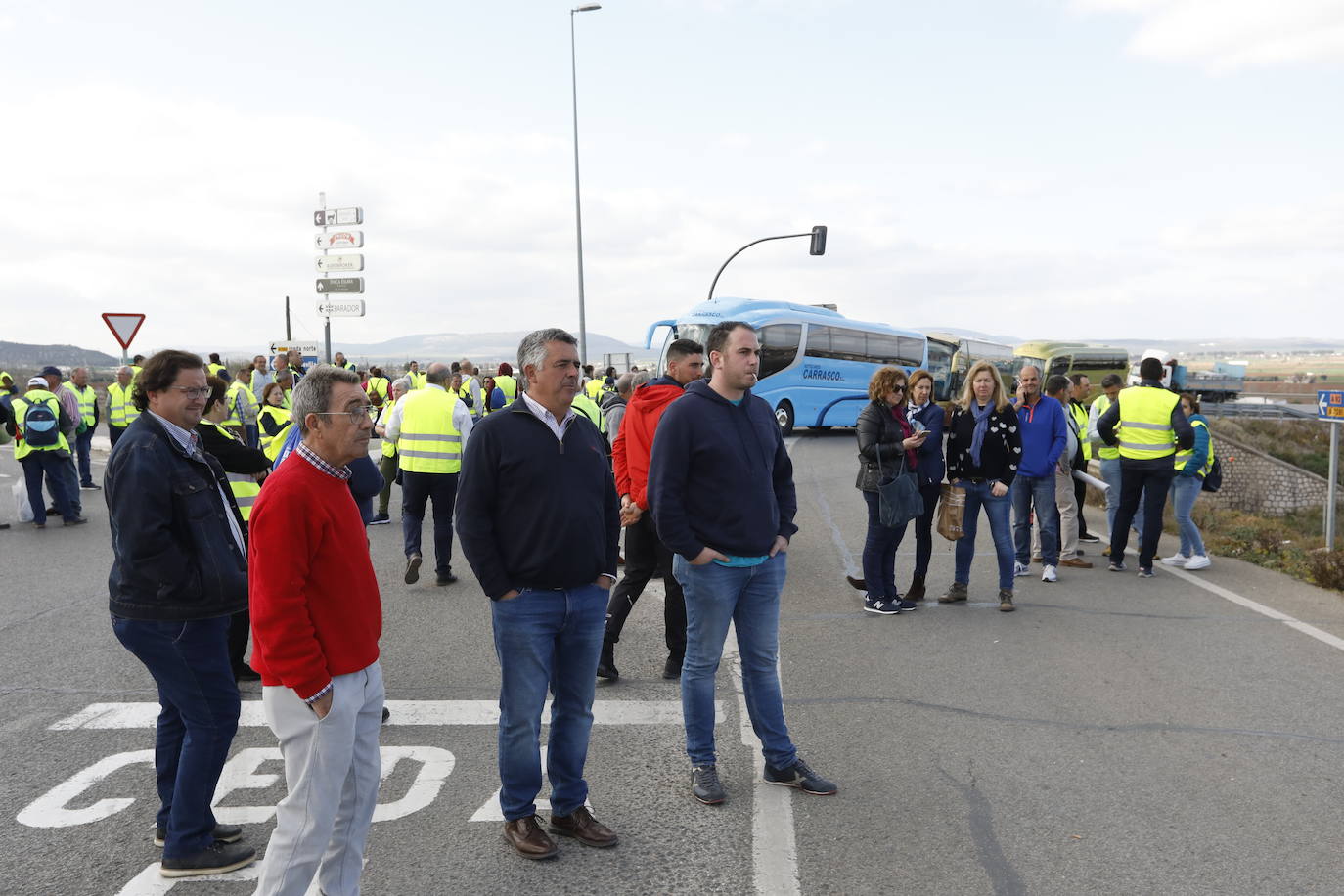 Las manifestaciones de agricultores y ganaderos que están recorriendo España desde el pasado mes de enero para protestar contra los bajos precios del aceite de oliva y de los productos hortofrutícolas han llegado a la provincia con una gran tractorada en el municipio de Antequera.