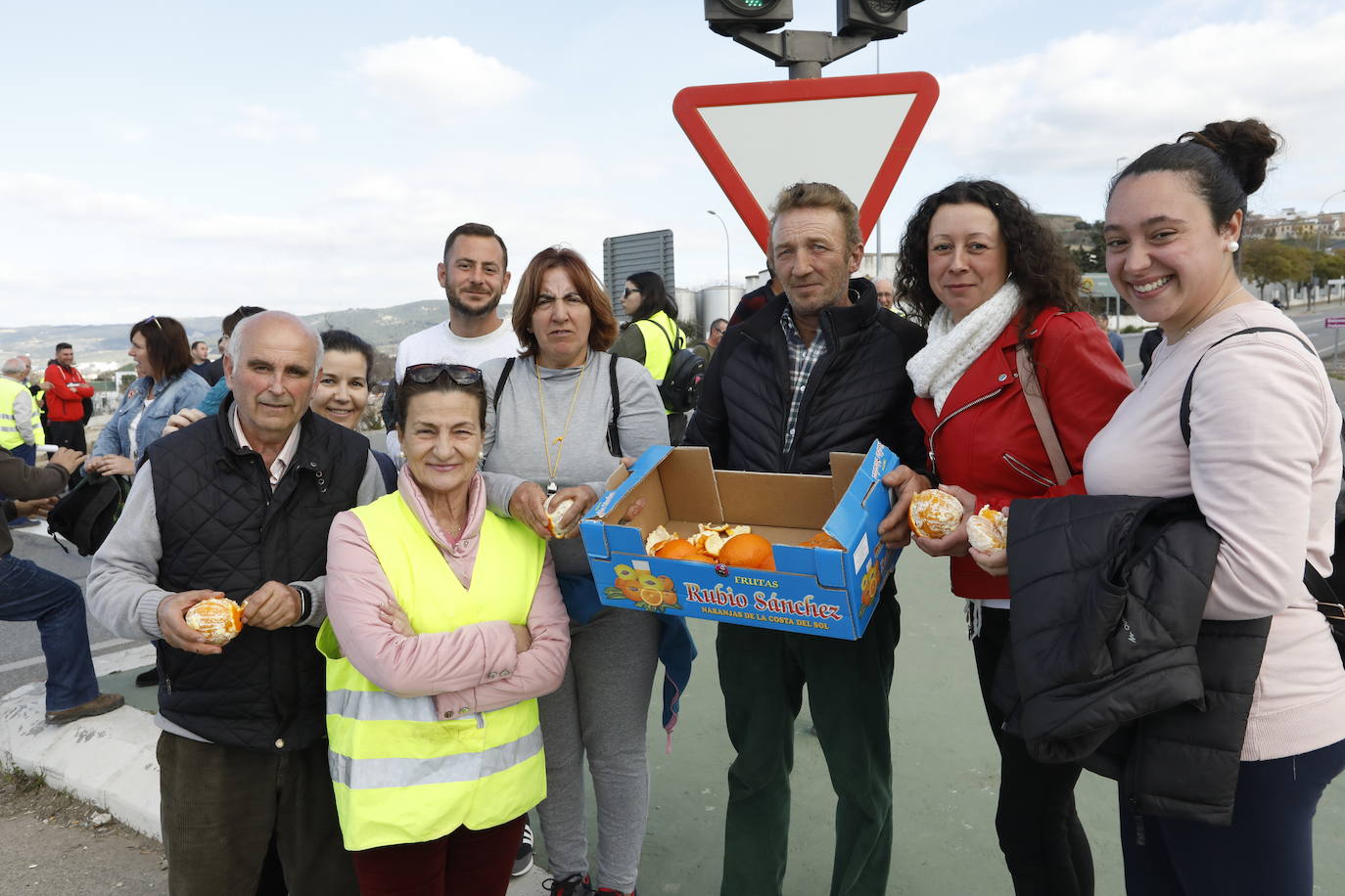 Las manifestaciones de agricultores y ganaderos que están recorriendo España desde el pasado mes de enero para protestar contra los bajos precios del aceite de oliva y de los productos hortofrutícolas han llegado a la provincia con una gran tractorada en el municipio de Antequera.