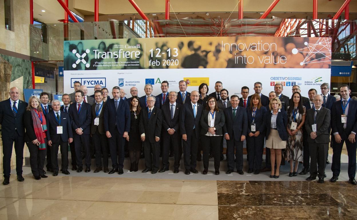 Empresas, instituciones, ponentes y autoridades, en la foto de familia antes del comienzo de las actividades del foro, que hoy termina. 