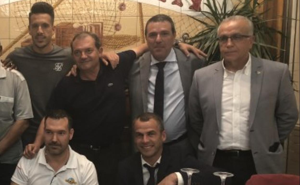 José Luis Ruiz, entre Antonio Tapia y Duda (debajo). 