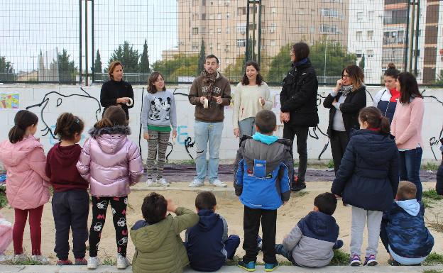 Imagen principal - La actividad ha contado con toda la comunidad escolar del CEIP Luis Buñuel. 
