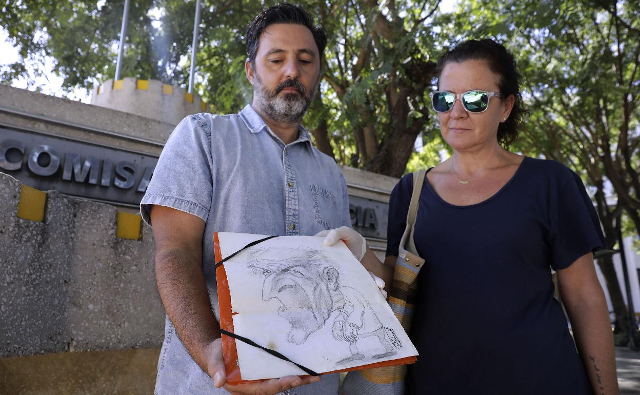 Jorge Guerrero, hermano del 'niño pintor', y Gema, la amiga que ha recibido el dibujo.