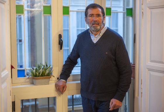 Dell´Olmo, tras la entrevista, junto a la ventana de su vivienda en el Centro de la capital malagueña.