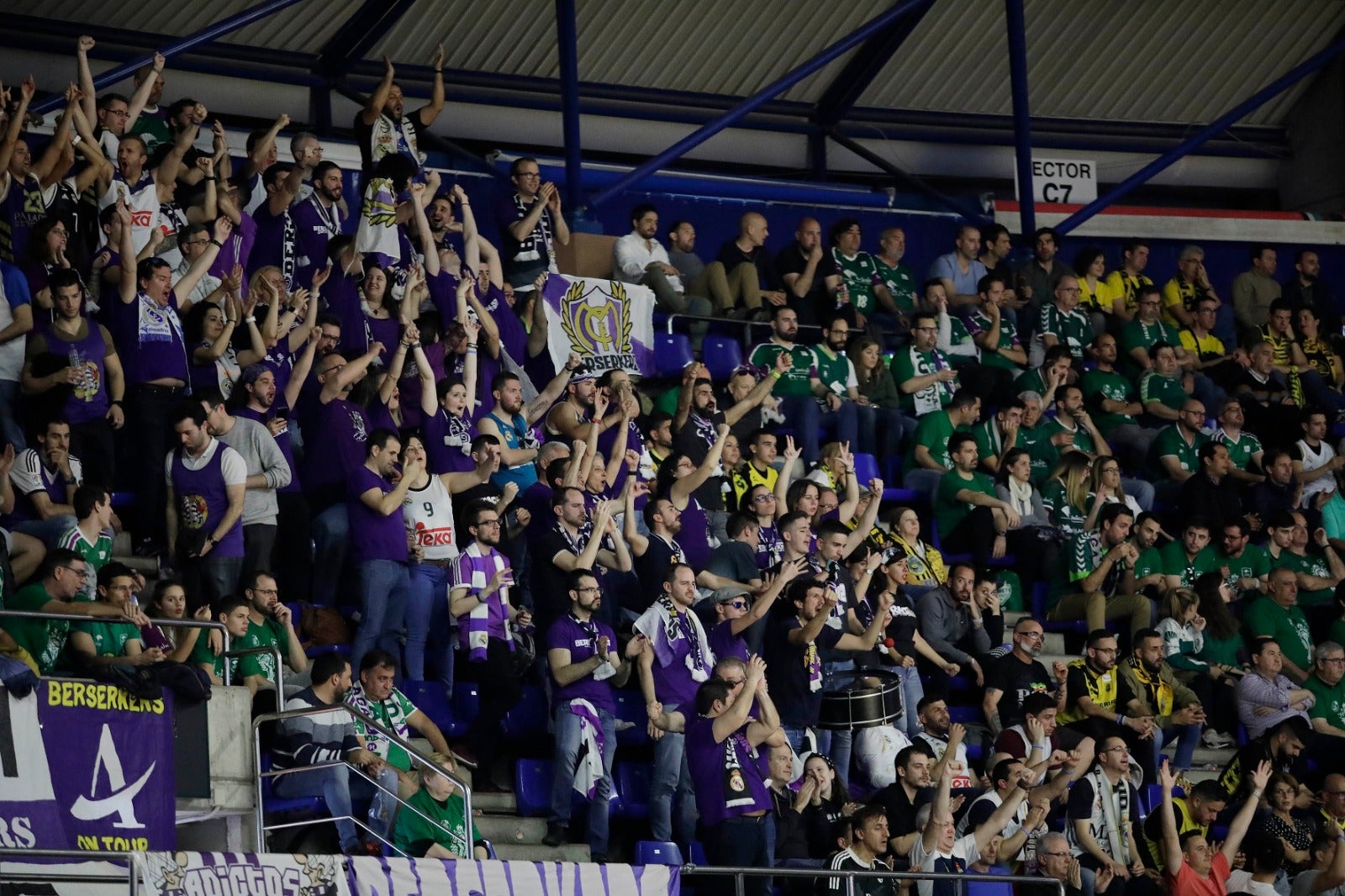 Llenazo en el Carpena para ver el Real Madrid-Valencia y el Unicaja-Andorra