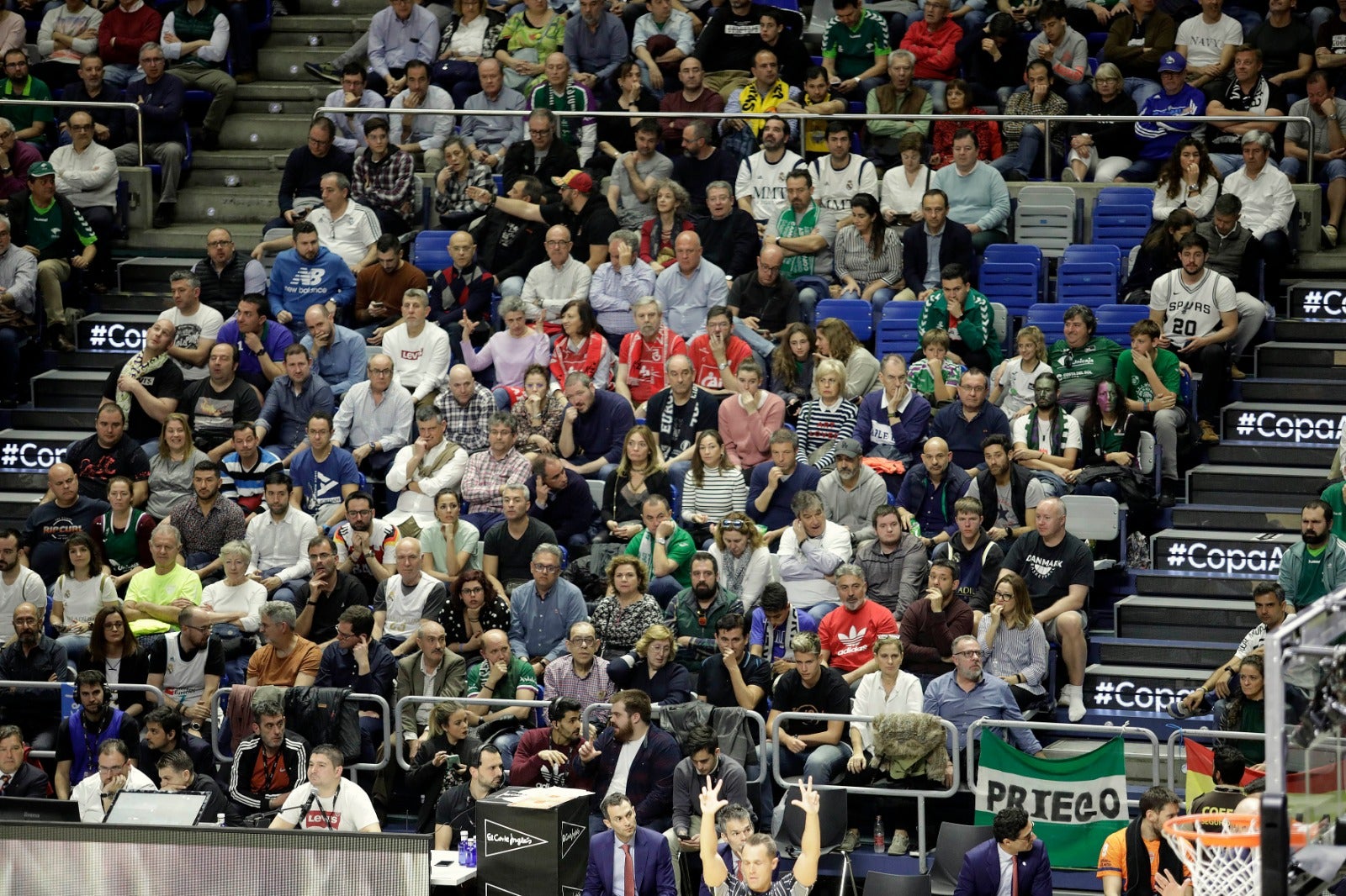 Llenazo en el Carpena para ver el Real Madrid-Valencia y el Unicaja-Andorra