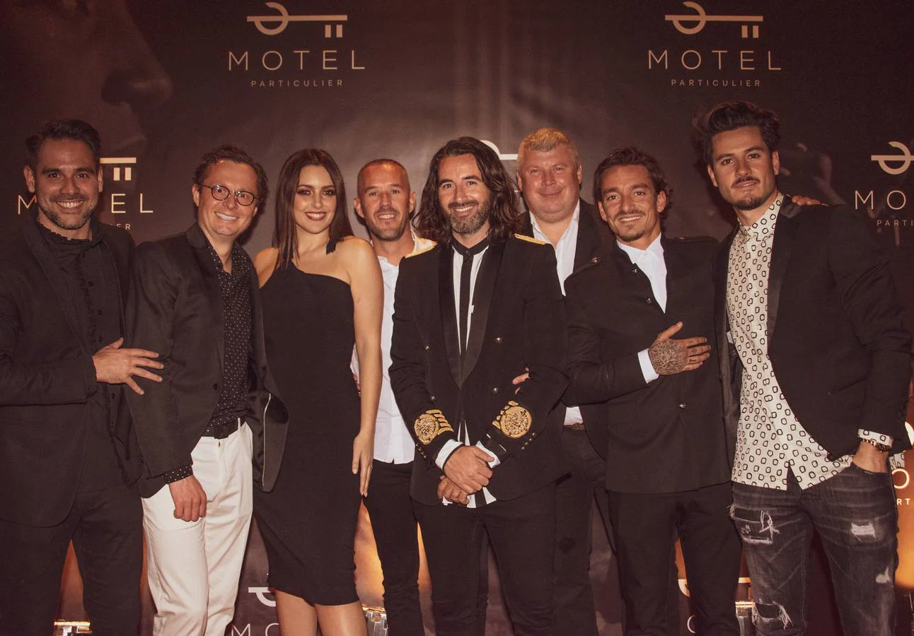 El grupo Mosh celebra la inauguración de Motel, su nuevo proyecto exclusivo inspirado en ciudades europeas. Albert Beniflah junto al grupo Mosh, durante el estreno de Motel. 