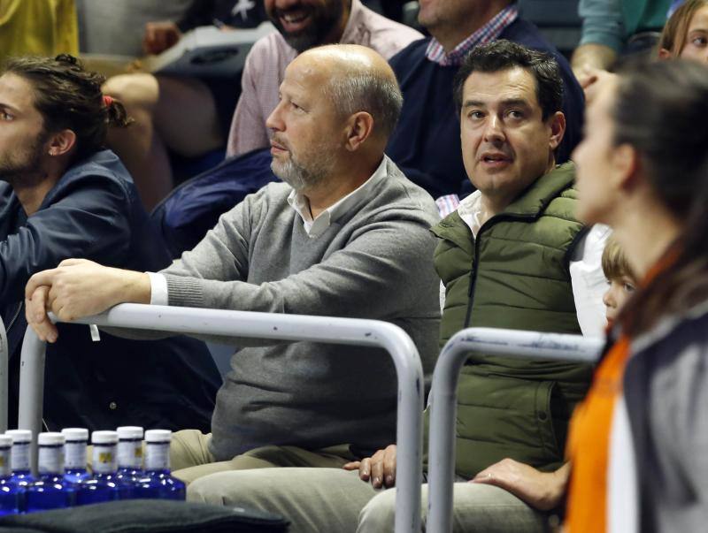 Imagen secundaria 1 - Arriba, Epi y Fernando Arcega, dos clásicos del baloncesto español. Sobre estas líneas, el consejero Javier Imbroda y el presidente de la Junta de Andalucía, Juanma Moreno. En la última foto, Jordi Villacampa 