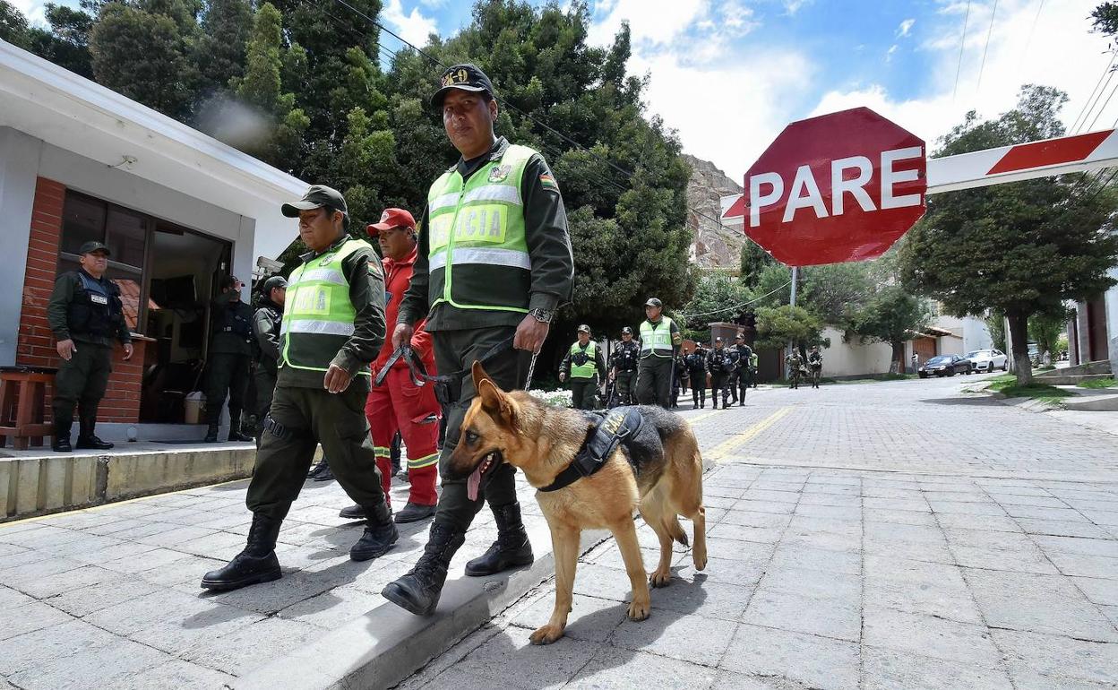 La Policía Boliviana desplegó un fuerte operativo en la residencia mexicana durante el incidente. 