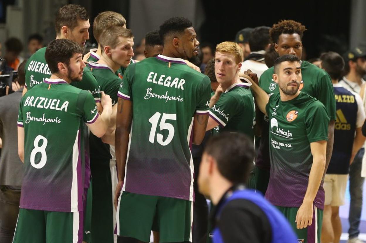 Los jugadores del Unicaja hacen piña al final del partido. 