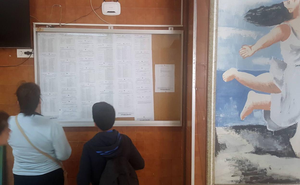 Imagen de archivo de las listas de plazas escolares expuestas en un centro educativo malagueño.