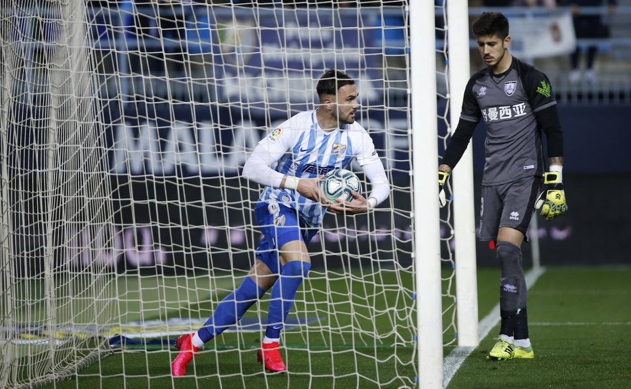 Sadiku recoge el balón de la portería tras marcar de penalti el 1-1 en La Rosaleda ante el Numancia (2-1 final). 