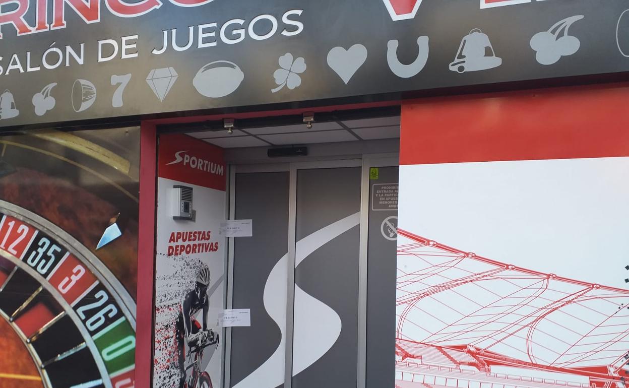 Imagen del salón de juegos precintado por la Junta en Rincón de la Victoria. 