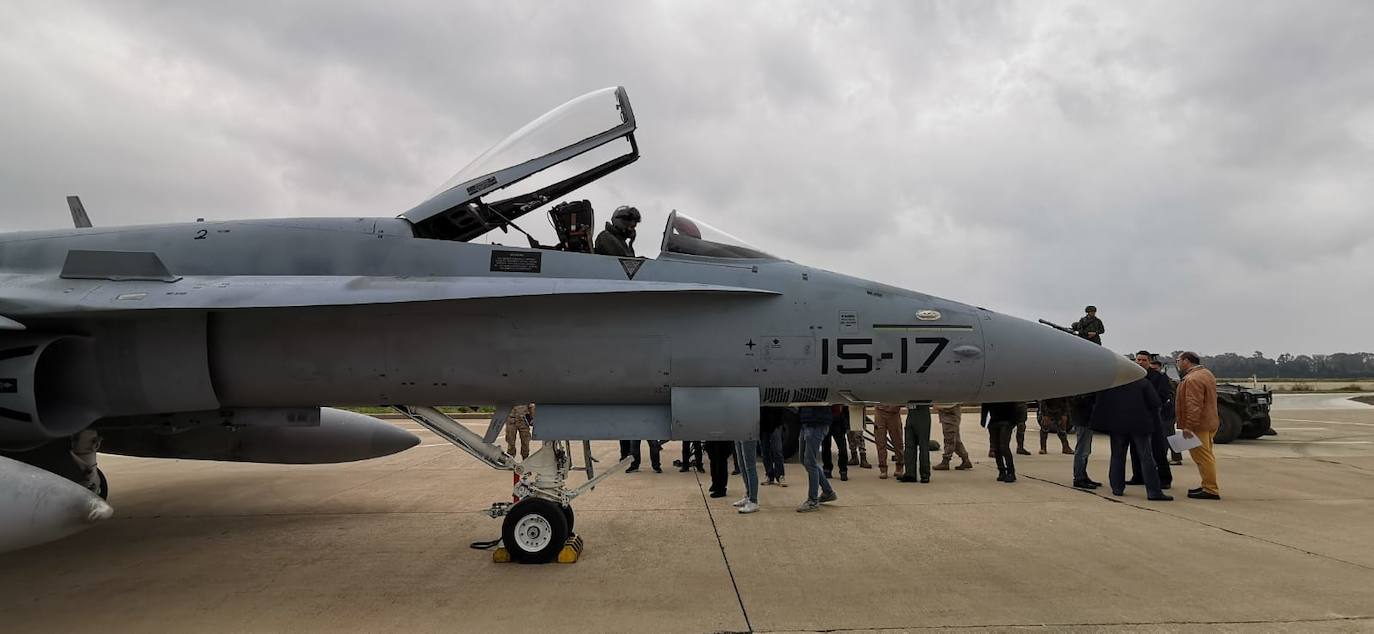 Una unidad de defensa antiaérea, seis F-18 y una fragata participan en unas prácticas conjuntas de los tres Ejércitos sobre la defensa aérea nacional. 