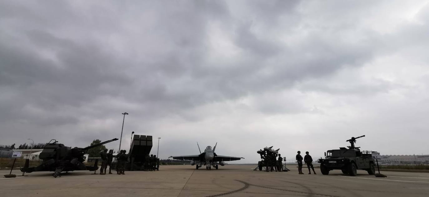 Una unidad de defensa antiaérea, seis F-18 y una fragata participan en unas prácticas conjuntas de los tres Ejércitos sobre la defensa aérea nacional. 