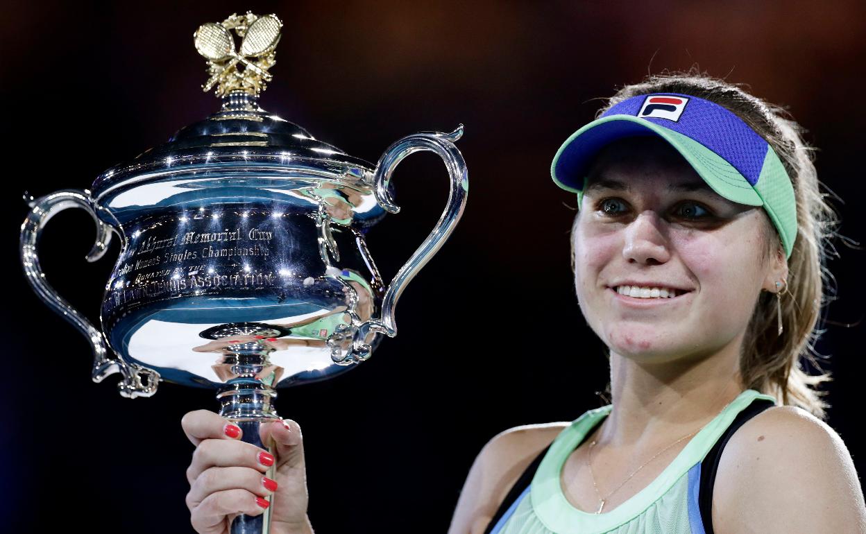 Sofia Kenin posa con el trofeo del Abierto de Australia.