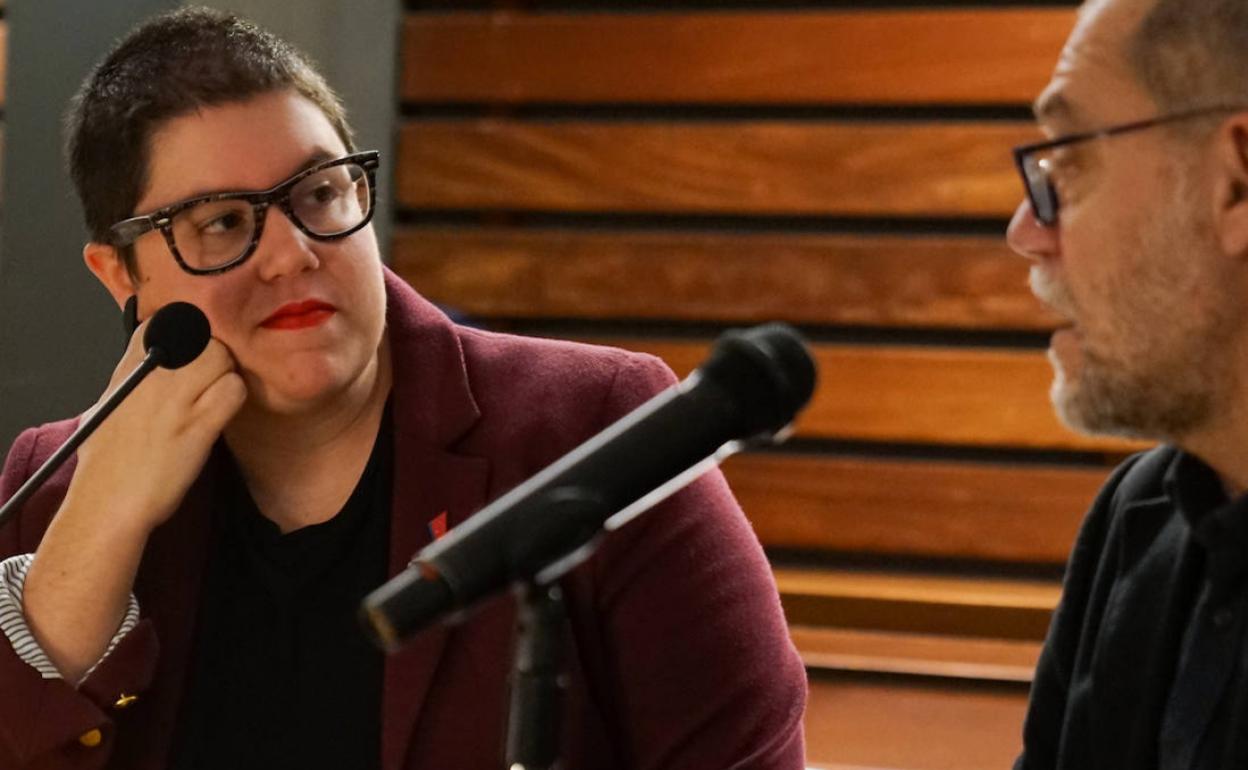 Alba Carballal, ayer, junto a Pablo Aranda, durante su charla. 