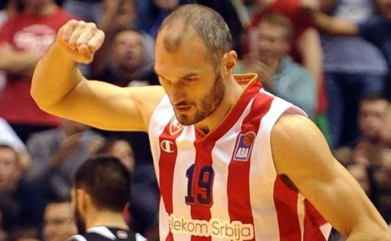 Marko Simonovic celebra una canasta durante su etapa en el Estrella Roja. 