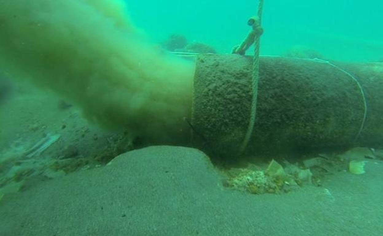 Uno de los dos emisarios submarinos de Nerja, vertiendo directamente aguas residuales al fondo marino. 