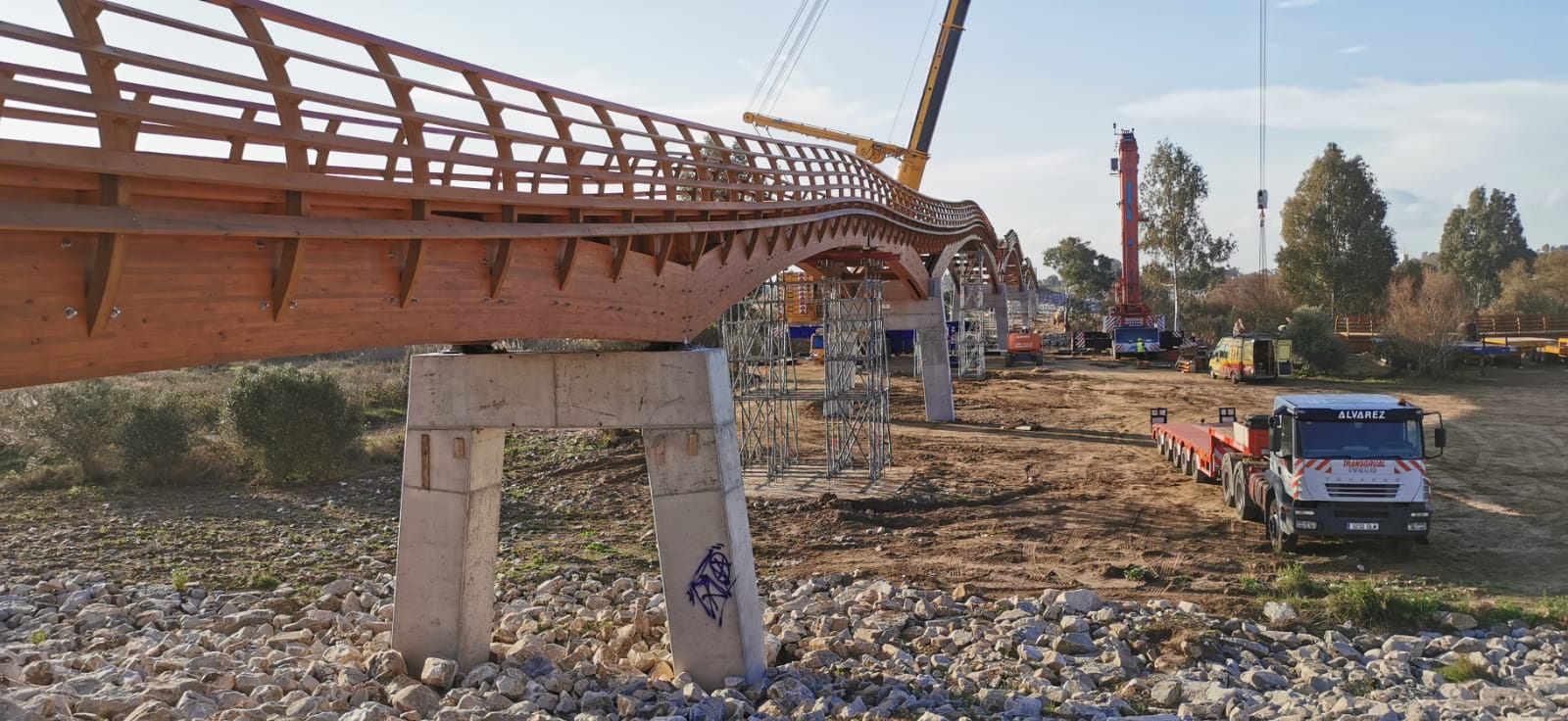 Recta final de los trabajos de construcción del puente peatonal que cruzará la desembocadura del Guadalhorce y que mejorará notablemente el uso que de este paraje natural.