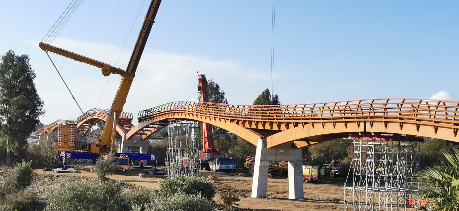 Recta final de los trabajos de construcción del puente peatonal que cruzará la desembocadura del Guadalhorce y que mejorará notablemente el uso que de este paraje natural.