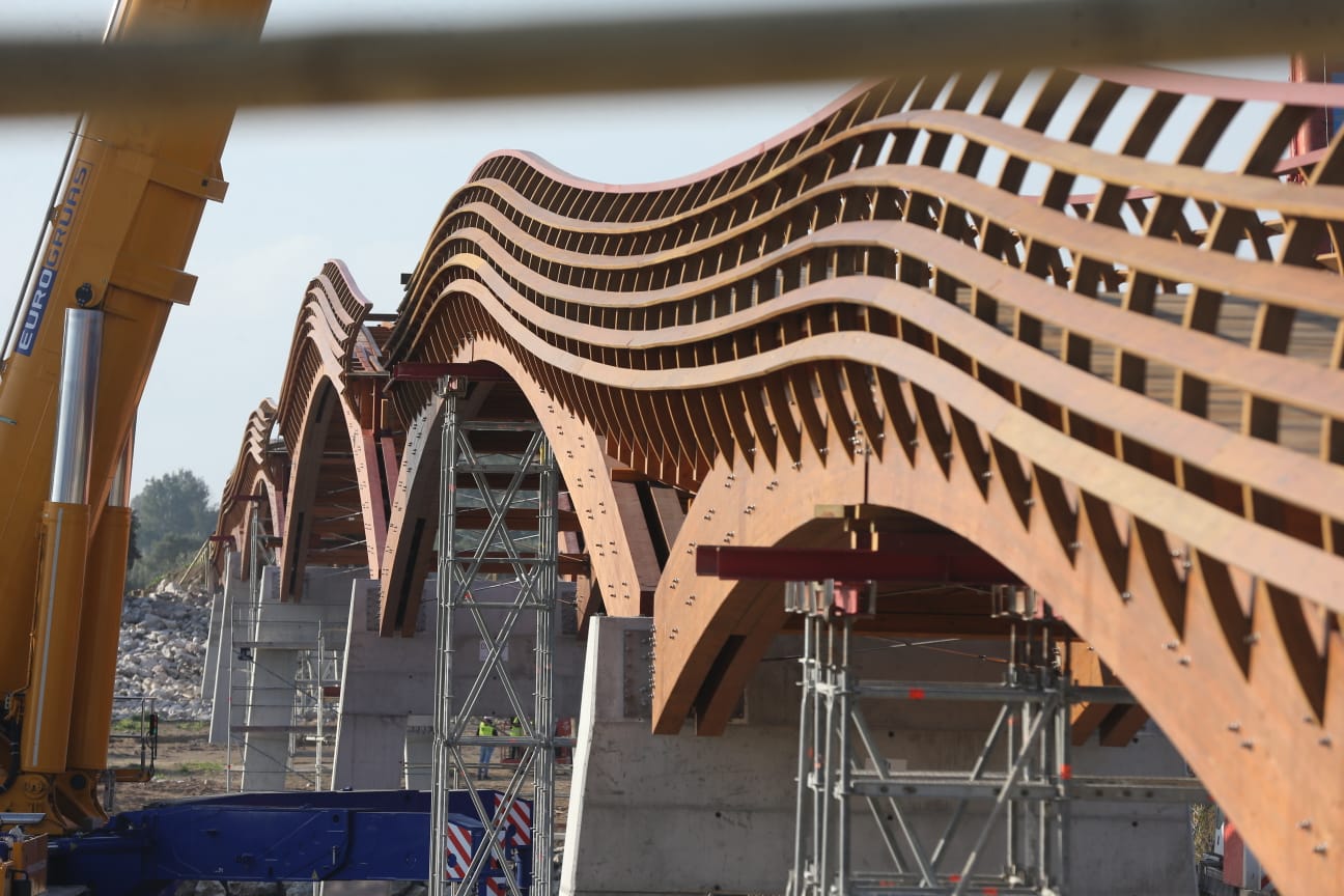 Recta final de los trabajos de construcción del puente peatonal que cruzará la desembocadura del Guadalhorce y que mejorará notablemente el uso que de este paraje natural.