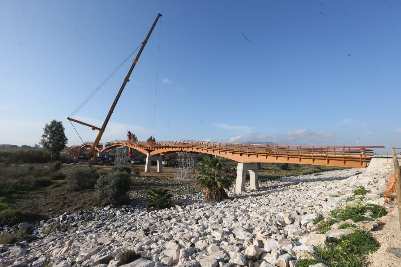 Recta final de los trabajos de construcción del puente peatonal que cruzará la desembocadura del Guadalhorce y que mejorará notablemente el uso que de este paraje natural.