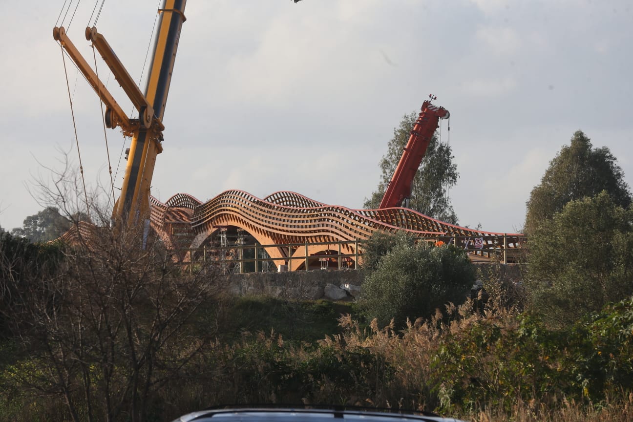 Recta final de los trabajos de construcción del puente peatonal que cruzará la desembocadura del Guadalhorce y que mejorará notablemente el uso que de este paraje natural.