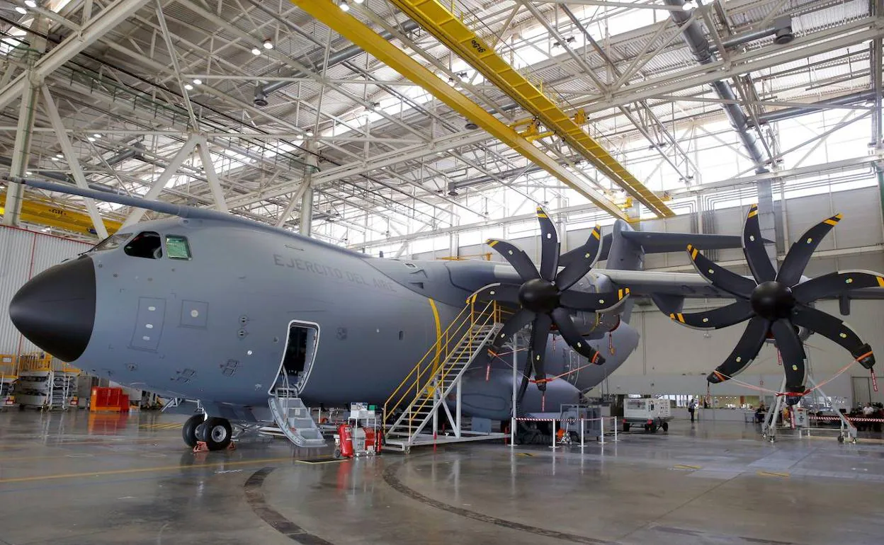 Foto de archivo de febrero de 2016 de la planta de ensamblaje del avión militar Airbus A400M en la factoría de San Pablo en Sevilla 