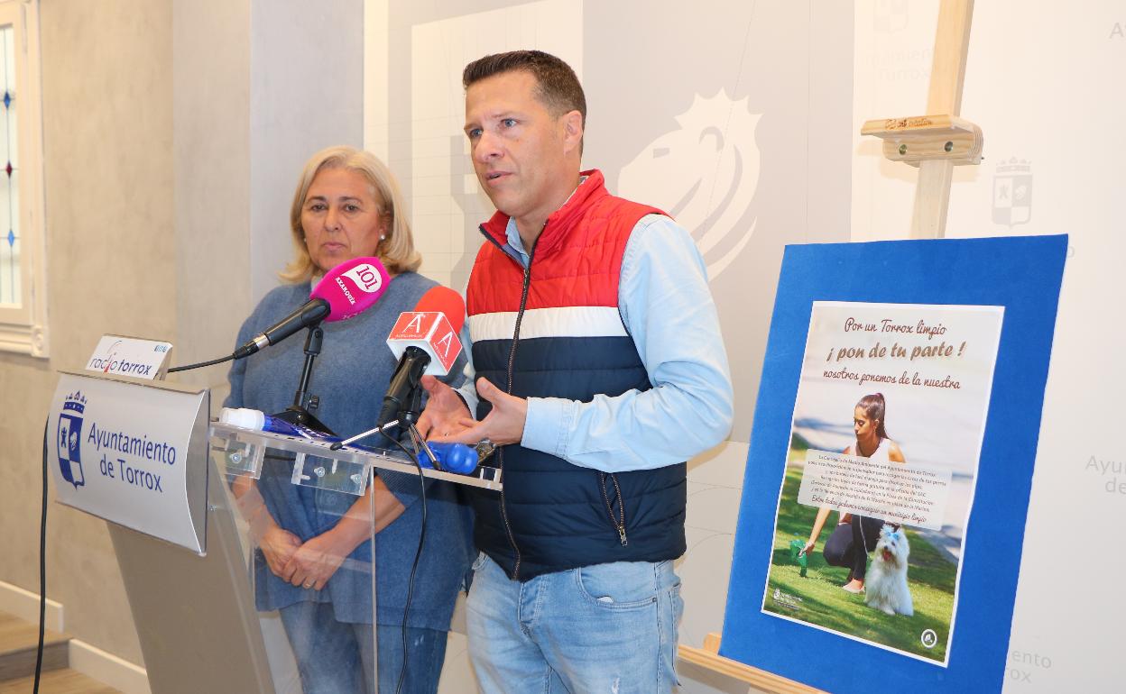 Ana Pérez y Óscar Medina, en la presentación de la campaña, este jueves en el Ayuntamiento de Torrox.