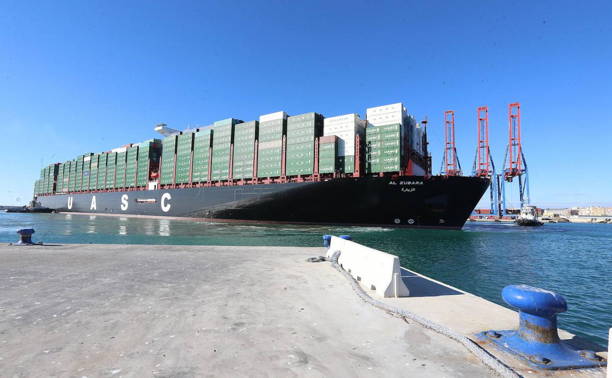 Barco de contenedores en el Puerto de Málaga. 