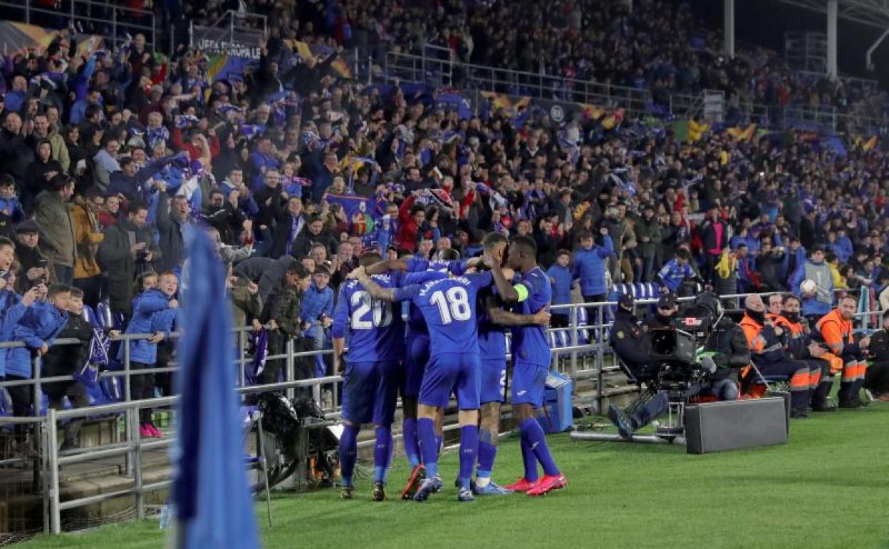 Los jugadores del Getafe celebran el 2-0 al Ajax.